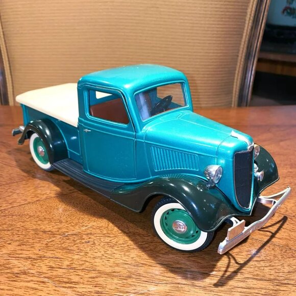 Solido Ford V8 Pick Up 1936 Turquoise & Black Model Truck 1/19 Scale - Picture 1 of 5